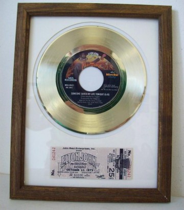 Gouden plaat Elton - John Someone Saved my love tonight