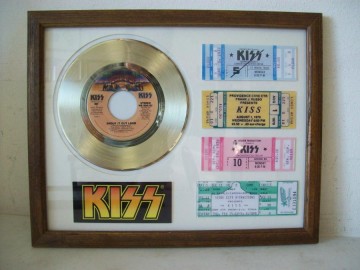 Gouden plaat single Kiss shout it out loud + 4 tickets