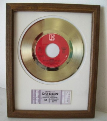 Gouden plaat Queen - Another bites the dust