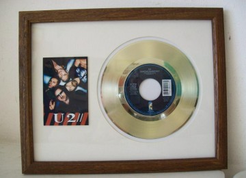 Gouden plaat U2 - Dancing barefoot