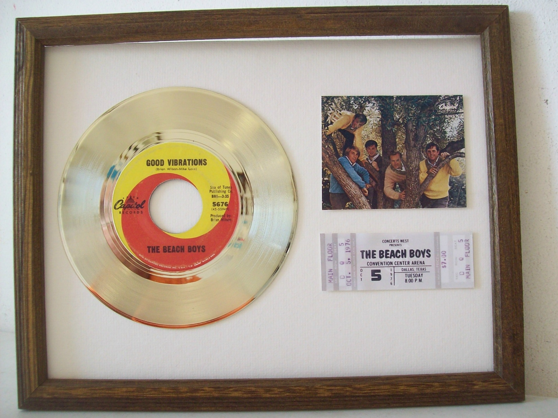 Gouden plaat Single Beach Boys Good Vibrations (Bruin houten lijst)