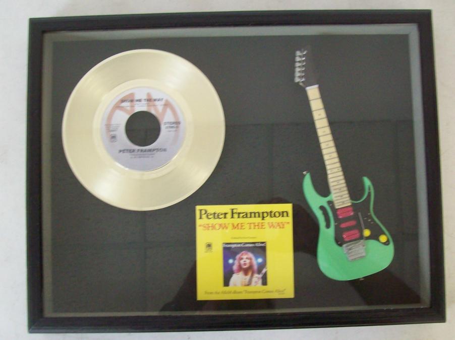 Gouden plaat + miniatuur Gitaar Peter Frampton