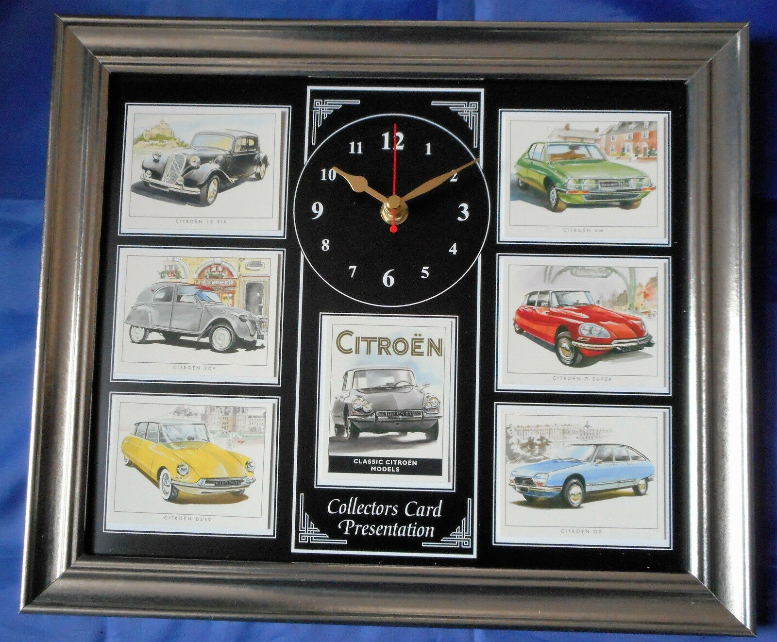 Zwarte Wandklok met een collage van Klassieke Citroen Modellen