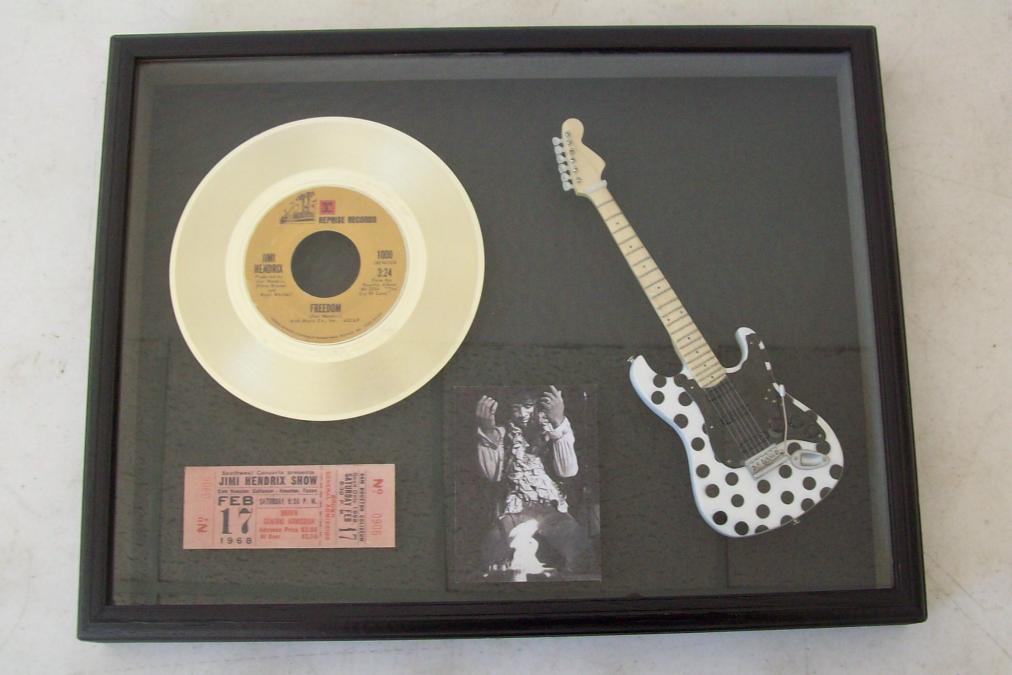 Gouden plaat + miniatuur Gitaar Jimi Hendrix