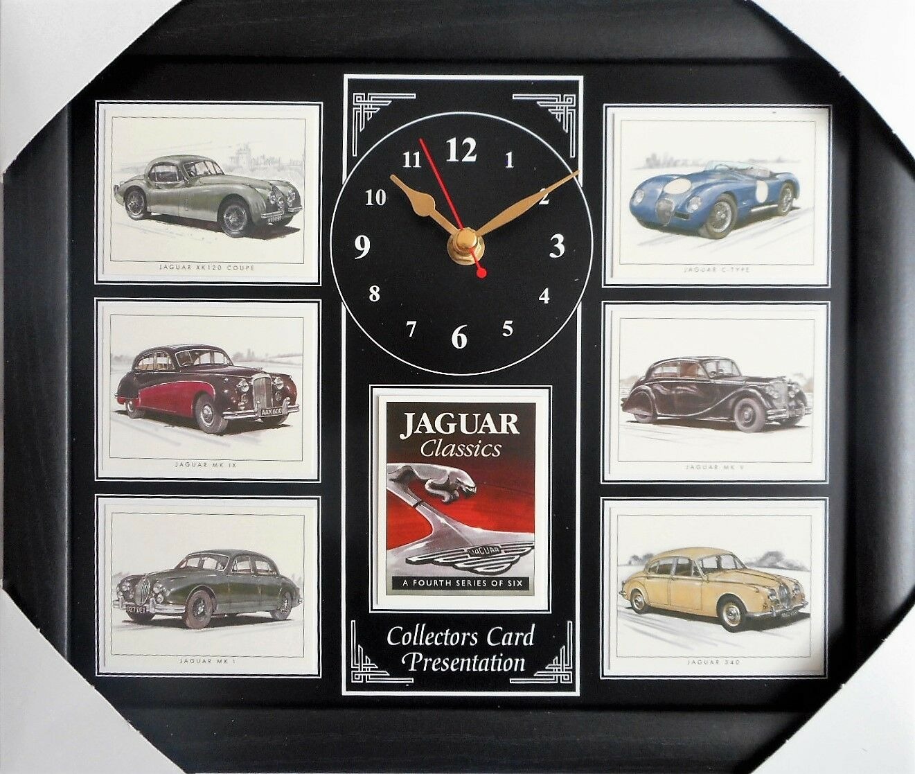 Zwarte Wandklok met een collage van Jaguar klassiekers