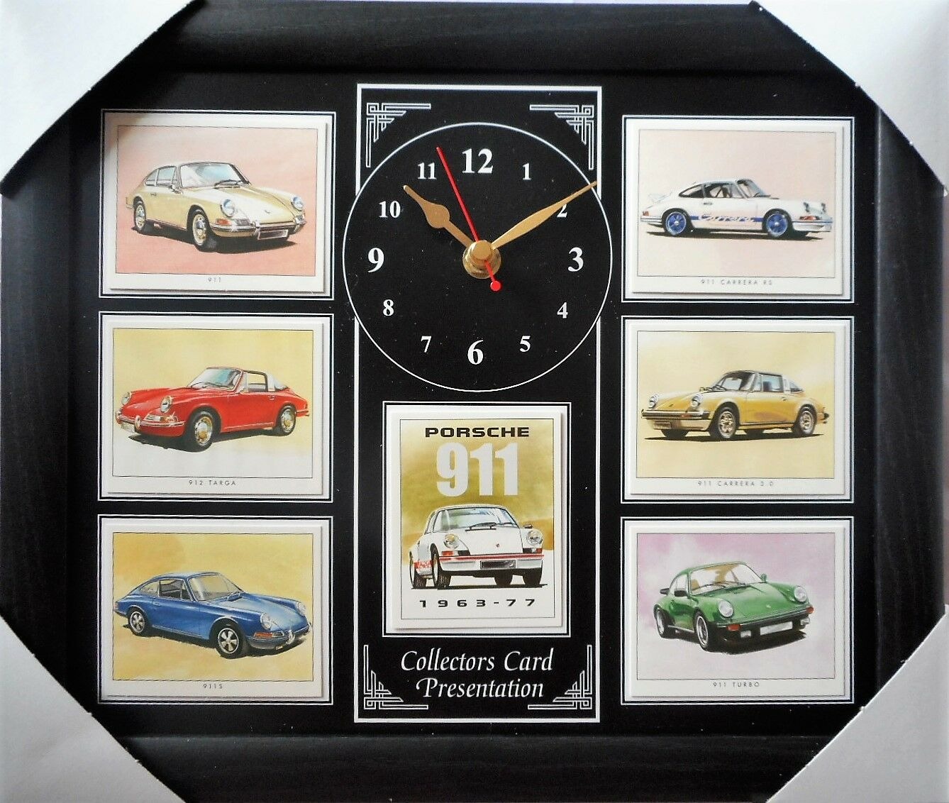 Zwarte Wandklok met een collage van Porche 911