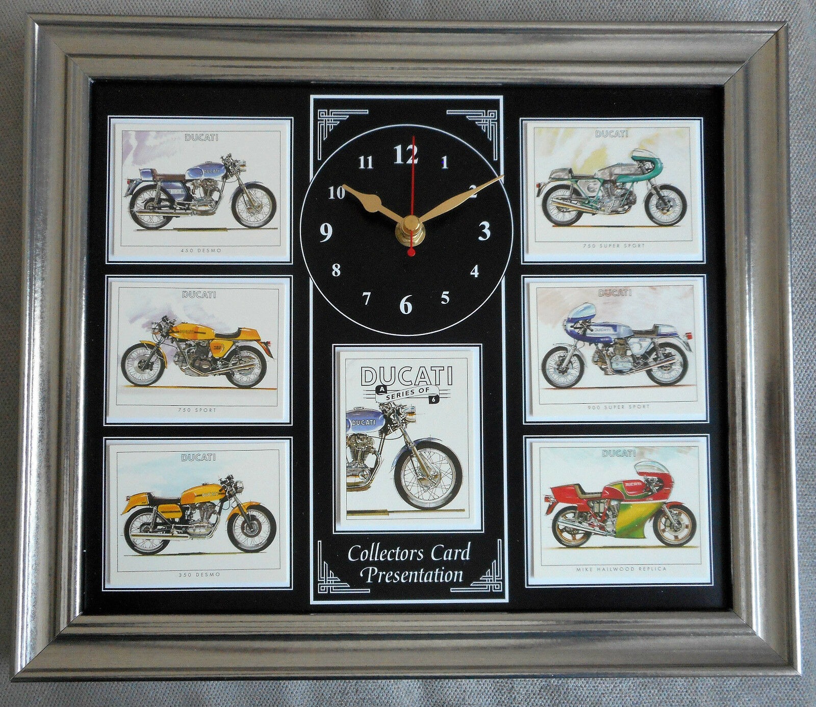 Zwarte Wandklok met een collage van Ducatti motorfietsen