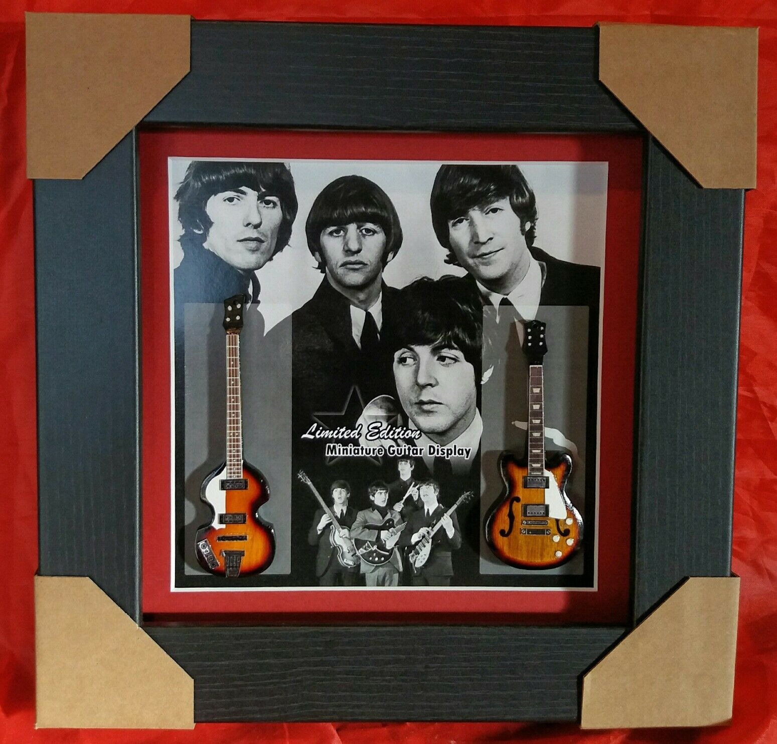 Twee Miniatuur Gitaren van de Beatles
